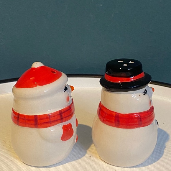 Vintage Style Snowman Couple Salt and Pepper Shakers - Picture 5 of 7